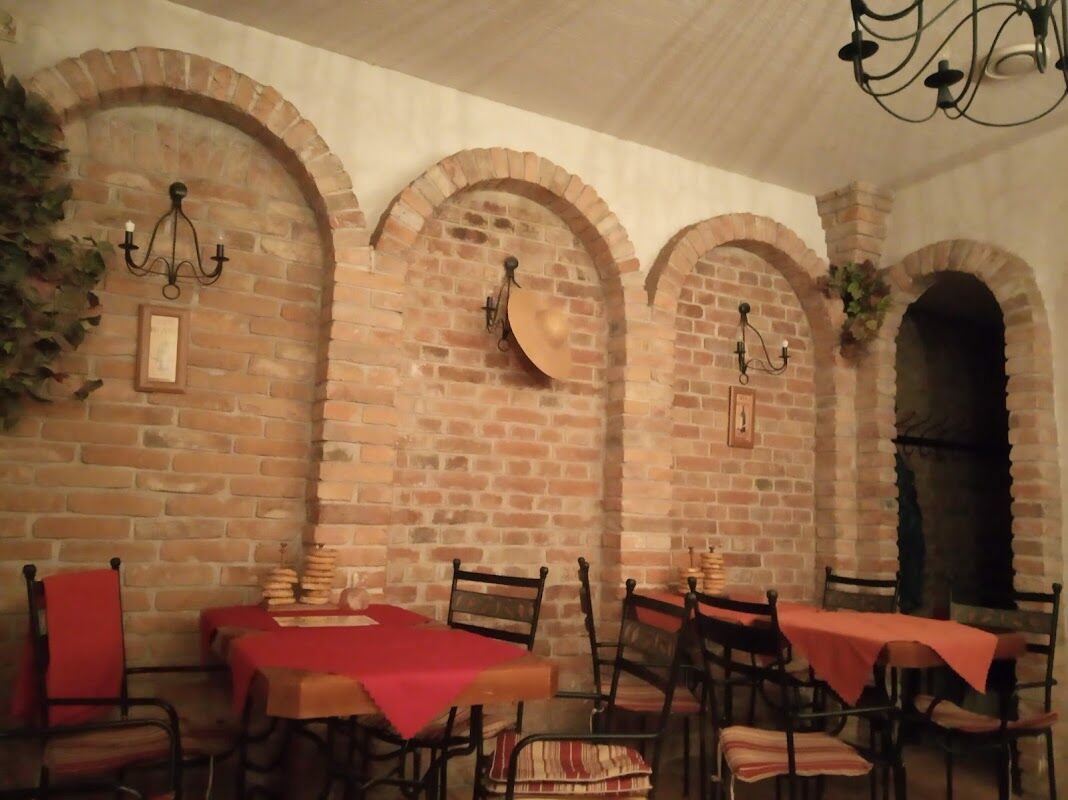 Vinný sklep s cihlovými klenbami a útulným posezením