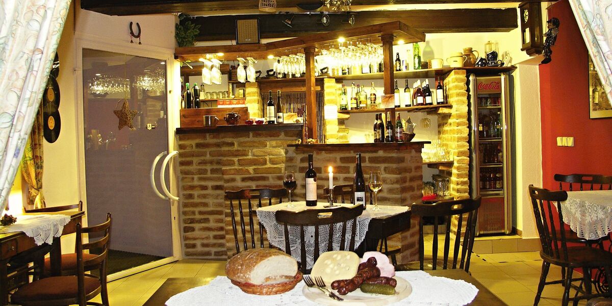 Barový pult s cihlovou zdí a výběrem vín